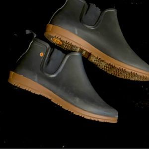 Bogs waterproof Chelsea style booties.